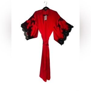 Natori robe red with black lace